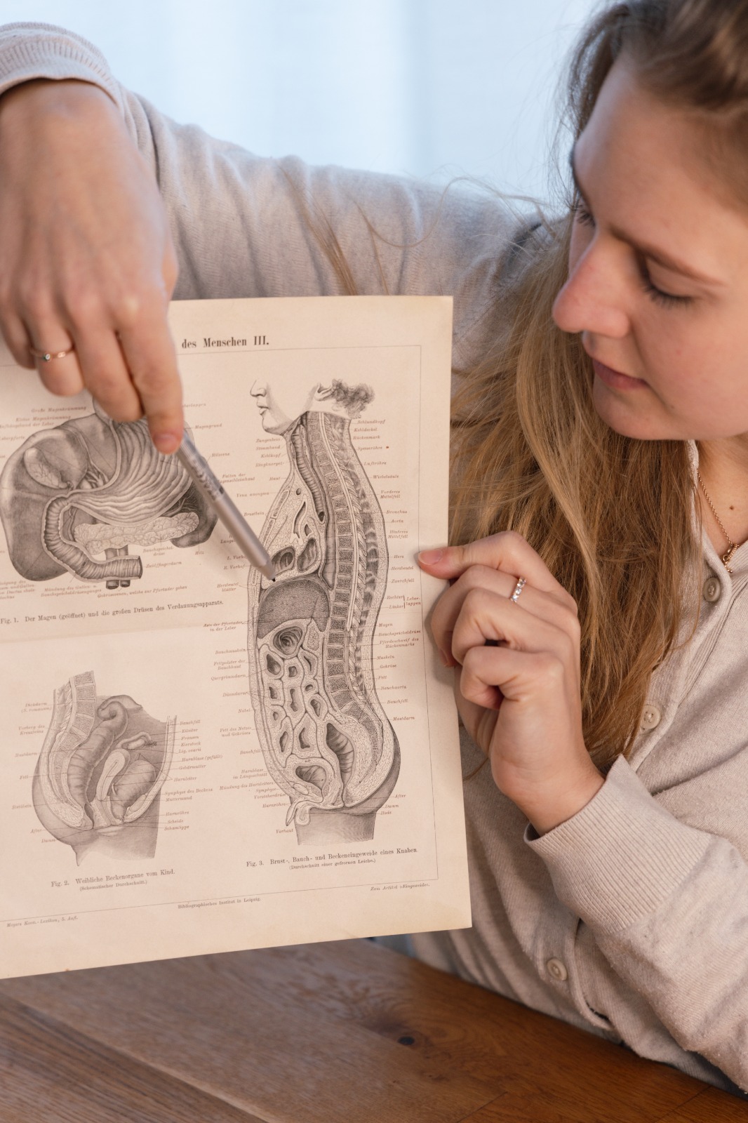 Person mit Bauchschmerzen bei Reizdarm oder SIBO - Ernährungstherapie kann helfen